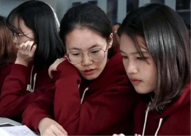 公费师范生出来工资多高，公费师范生毕业后工资真的很低吗（“公费师范生”明明条件优渥）