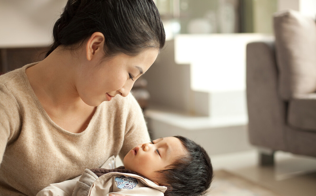 小孩子太黏母亲怎么调整过来，孩子特别粘妈妈怎么办（男孩喜欢“粘着妈妈”咋办）