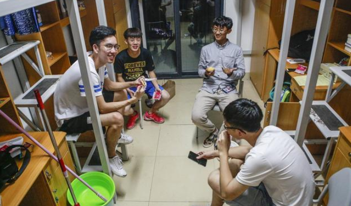 宿舍矛盾案例（哪有大学生10点就睡觉）