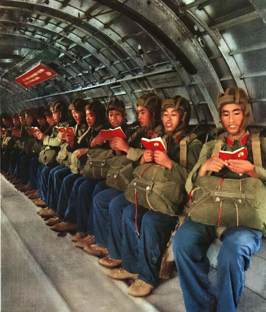 65伞兵靴六五式伞兵盔的整个悬挂通过10颗铆钉固定在盔体上,内衬采用