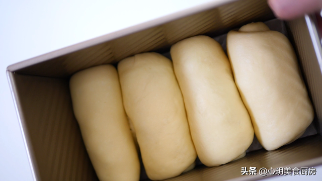 生面团如何做面包，发酵好的面团怎么做面包（全家人都爱吃吐司面包）