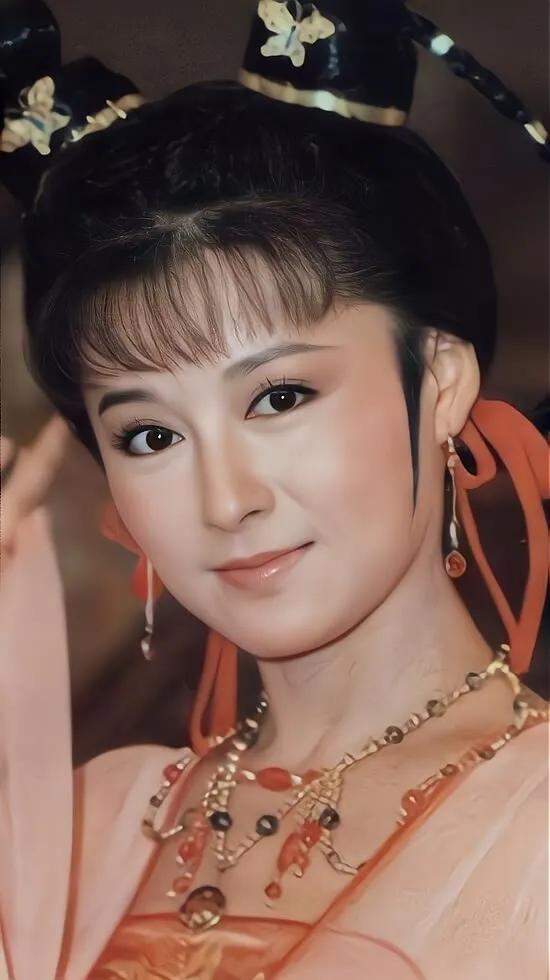 但是,在如日中天的事业高峰之后,随着岁月的流逝,潘迎紫的形象也逐渐