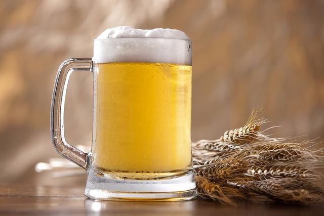 啤酒属于碳酸饮料吗，啤酒属于碳酸饮料吗?-啤酒不是也有大量的二氧化碳吗（一瓶“白酒”等于多少“啤酒”）