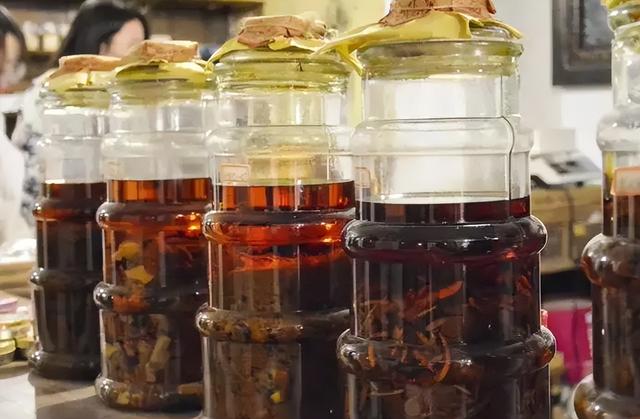 竹叶青酒的功效与作用，山西竹叶青酒的功效与作用（董酒和竹叶青谁更胜一筹）