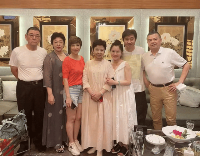 个人简介董文华，60岁董文华和众星吃火锅