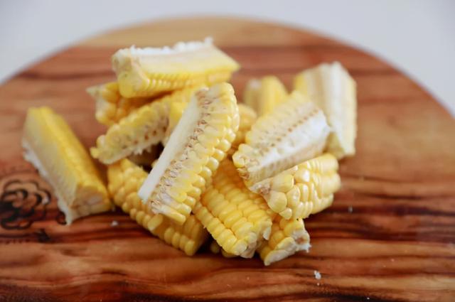 黄油甜玉米步骤，黄油甜玉米步骤图片（春季玉米三吃，你学会了吗）