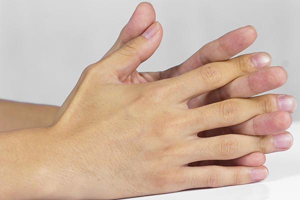 梦到死去的亲人预示着什么，梦见去世的亲人是什么兆头（长期手麻是何原因，家人要知道）