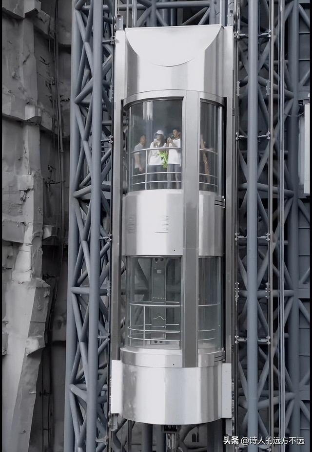 世界上最奇特的电梯，世界上最神奇的电梯（武隆天生三桥360度旋转电梯建成）