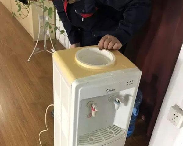 怎么清洗饮水机，怎么清洗饮水机内部水垢（饮水机长期使用不清洗有哪些危害）