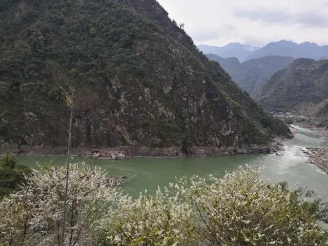 贡什么意思解释，贡字笔画笔顺（福贡、呈贡、贡山）