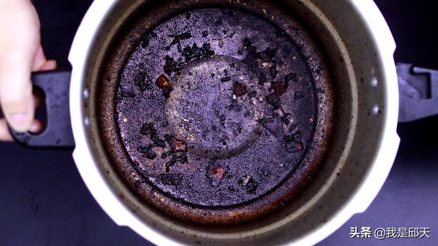 高压锅严重烧焦洗不掉，高压锅糊了怎么清洗（用1个简单的方法）