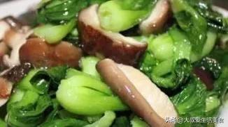 香菇炒青菜的做法，青菜和香菇一起炒的做法（香菇炒青菜的家常做法）