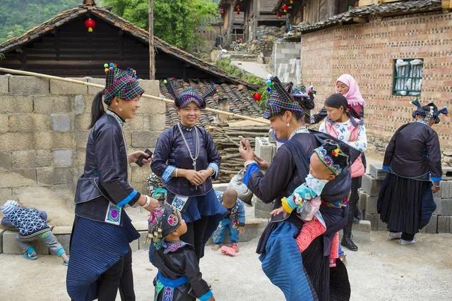 五十六个民族特色介绍，中国的56个民族介绍（五十六支民族，五十六个民俗）