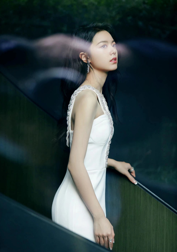 倪妮是公认的衣架子,身材高挑,肩宽腰细大长腿,让她无惧任何服装剪裁