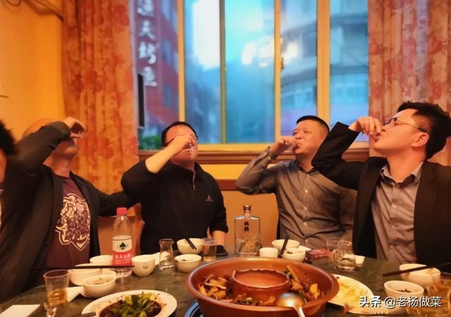 生日宴怎样发微信请客，生日请人吃饭简短邀请短信（内行人教你3句话）