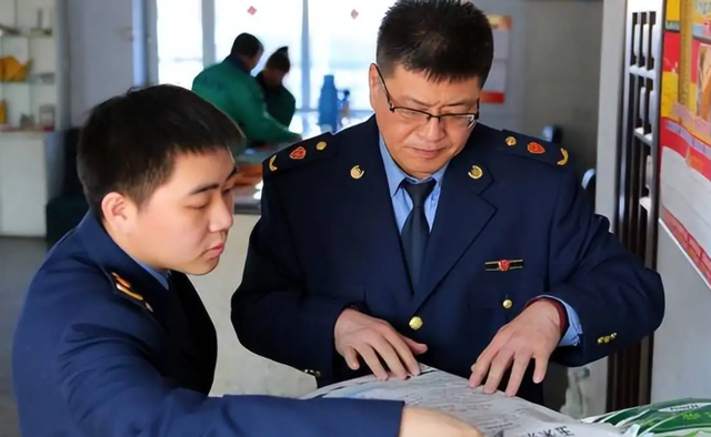 银行职员和老师哪个职业好，银行跟老师哪个职业好（铁饭碗岗位排名已更新）