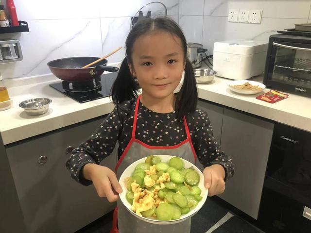 青瓜炒蛋的做法，青瓜炒蛋做法（入得厨房——孙娃琦琦周末下厨“青瓜炒鸡蛋”图文欣赏）