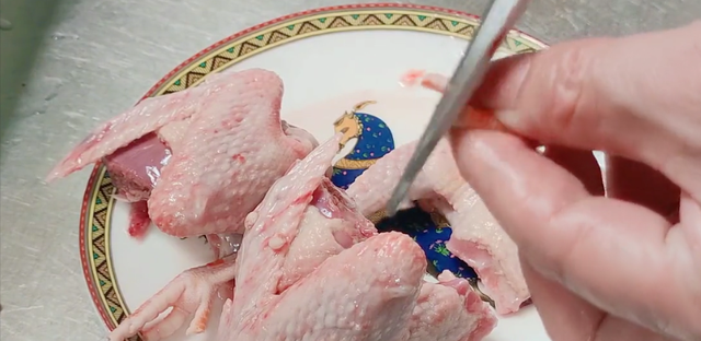 鸽子煲绿豆汤的做法，清炖鸽子汤的做法（鸽子肉嫩不腥）