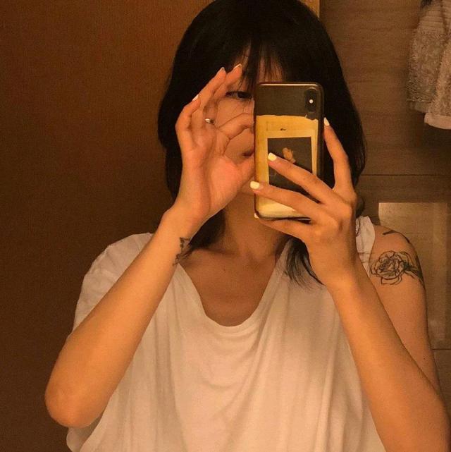 适合微信状态用的背景图超惊艳 比如此时此刻 无意义的想念，适合微信状态背景图片（女头‖该怎么开头呢是天好冷还是我好想你）