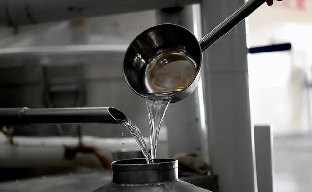 青花汾酒30年，青花瓷汾酒30年价53度价格（看到青花汾酒30·复兴版就懂了）