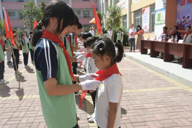 一年级少先队入队礼物，六一儿童节活动方案（石佛寺镇尚营小学举行少先队新队员入队仪式）