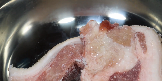 怎样快速解冻肉，冷冻肉怎样快速解冻（不管解冻什么肉）