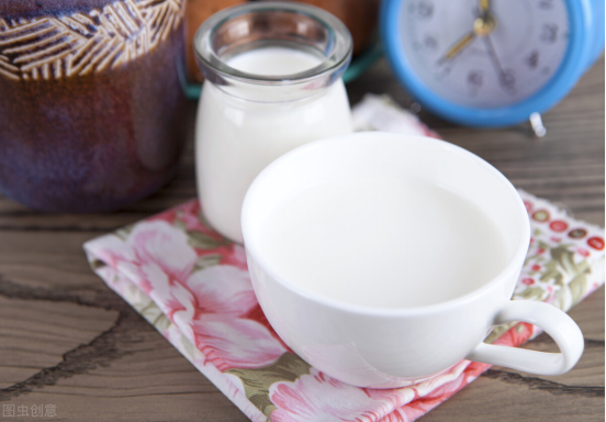 晚上喝纯牛奶好吗，常喝纯牛奶有啥好处（中老年人喝牛奶）