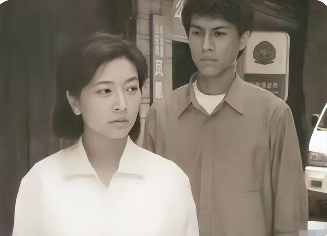 靳东有几个妻子，靳东的前妻（与二婚的江珊同居5年后）