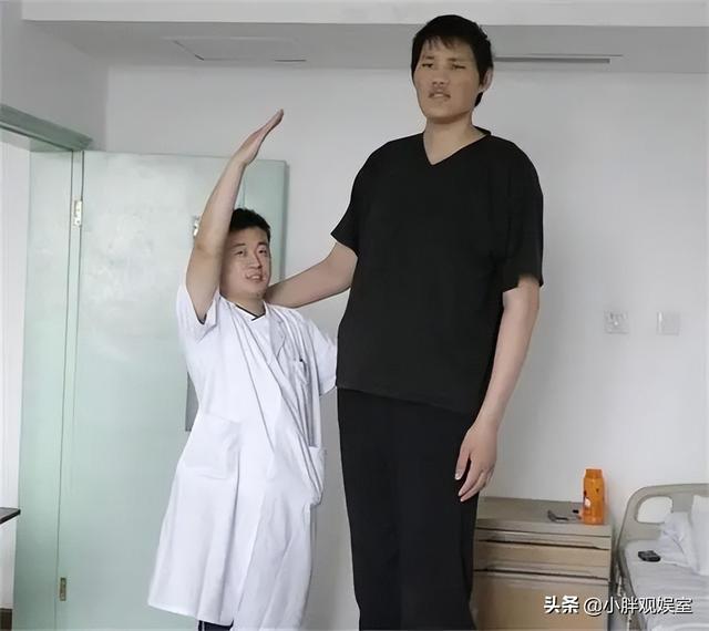 世界第一高人5米9的人，郑恺百米9.99是真的吗（中国比姚明还高的11位巨人）