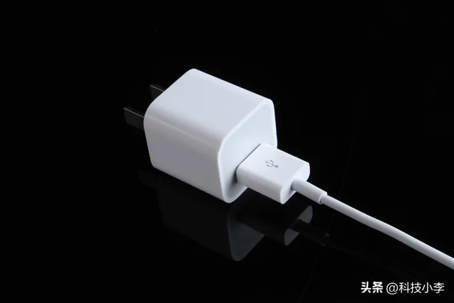 新手机第一次怎么充电对电池好，新手机怎么充电对电池好（避免这两种充电方式）