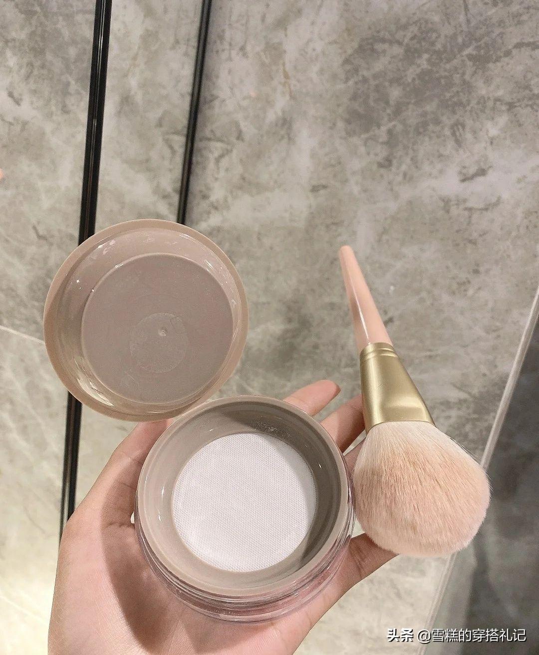 脸出油了可以用散粉补妆吗，脸出油了可以用散粉补妆吗（出门也尽量化淡妆）