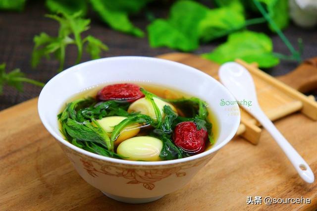 艾草可以吃吗，插门上的艾草可以吃吗（遇见艾叶摘回家）