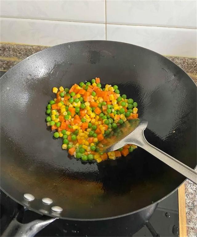 普通不粘锅好还是麦饭石锅好，麦饭石锅的优缺点（炒菜做饭用铁锅好）