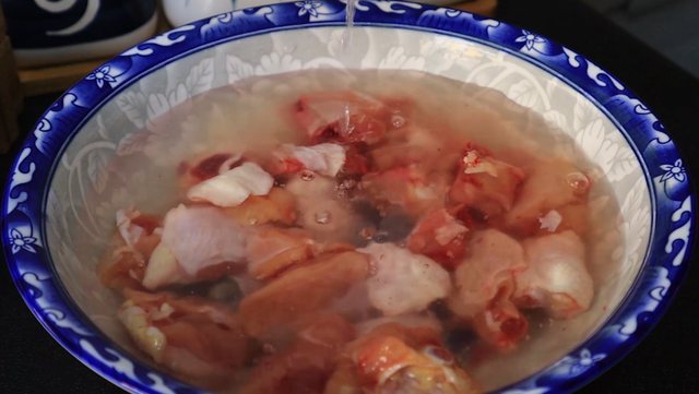 炒鸡腿肉的家常做法，青椒炒鸡腿的家常做法（私藏多年的“生炒鸡肉”）