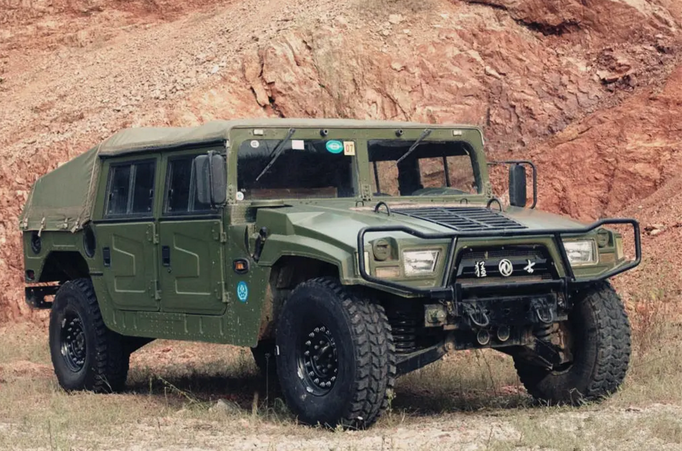 "东风猛士"是当代最强军车之一,虽然外形的设计思路参照了美式悍马