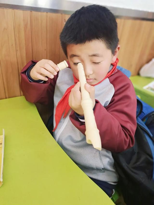 六孔竖笛入门教程，如何学竖笛（山东省青岛市城阳长城路小学竖笛课程开课啦）