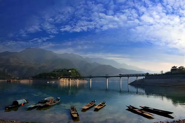 朝辞白帝彩云间的白帝城位于哪里，朝辞白帝彩云间的白帝城在哪里（是刘备托孤的白帝城吗）