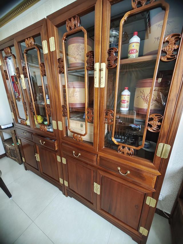 实木沙发多少钱，中式实木沙发价格（女子花6000元买的实木沙发是水泥的）