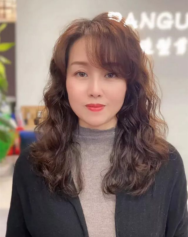 栗棕色适合什么年龄染，栗棕色头发（适合五六十岁女人的烫发）