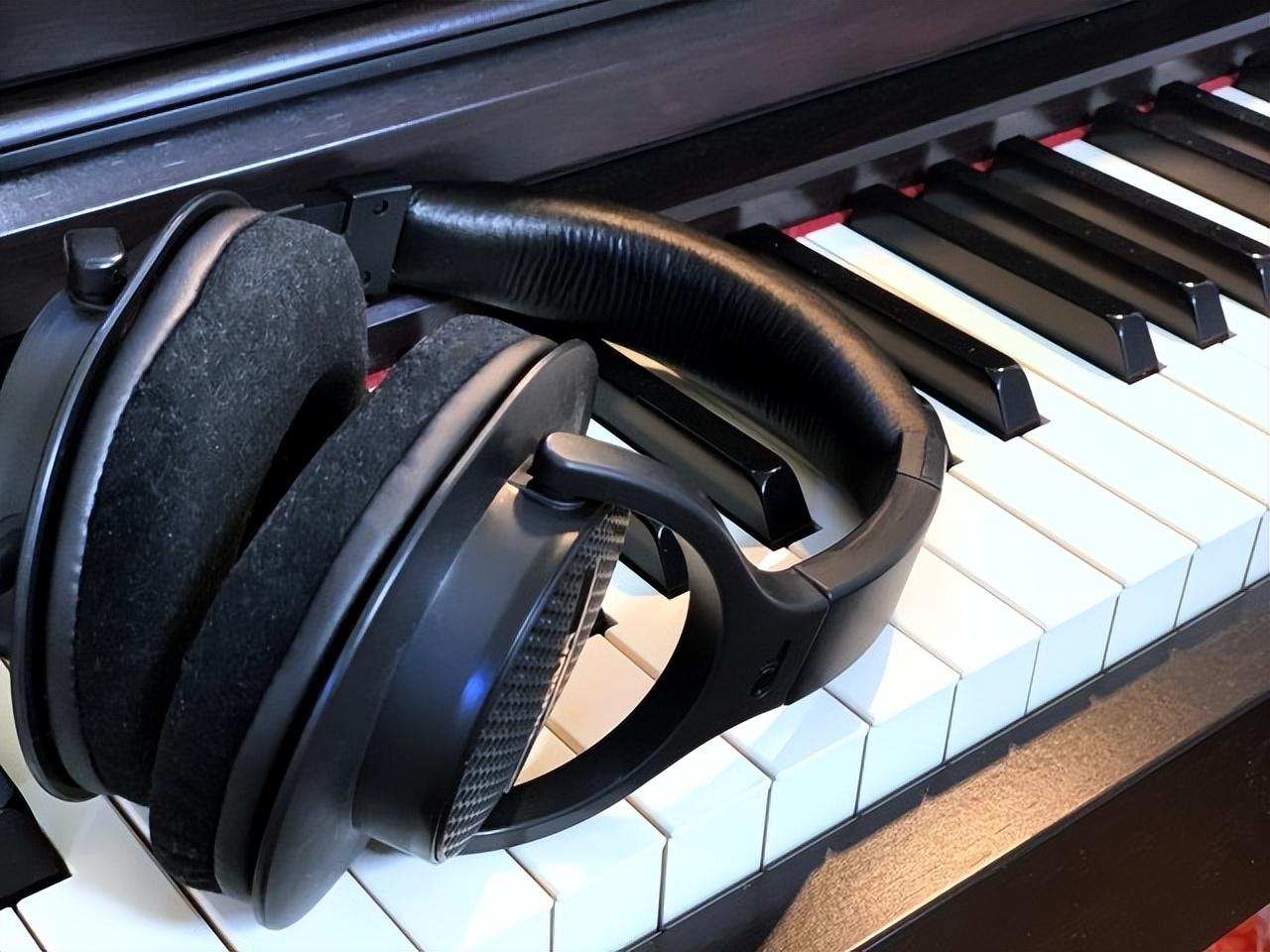 电钢琴和真钢琴有什么区别，电钢琴和钢琴的区别（电钢琴和原声钢琴价格差距一般有多大）