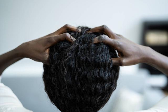 洗完头是自然干好还是吹干好，洗完头发吹干好还是自然干好（“自然风干”和“电吹干”哪个比较好）