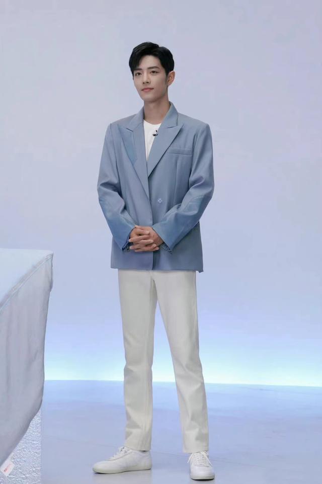 2,肖战直播活动,淡蓝色西装外套配白色休闲裤,清爽帅气有型