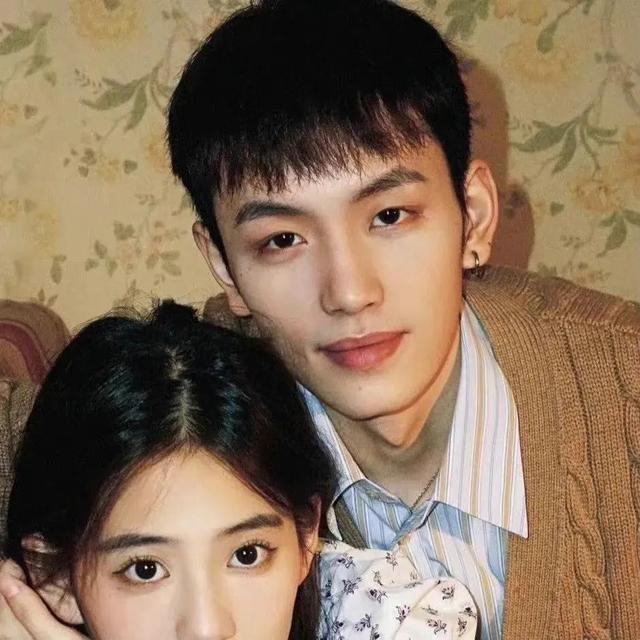 风很温柔 花很浪漫 你很特别 我很喜欢.，微信头像，风很温柔 花很浪漫 你很特别 我很喜欢.（情侣头像//风很温柔）