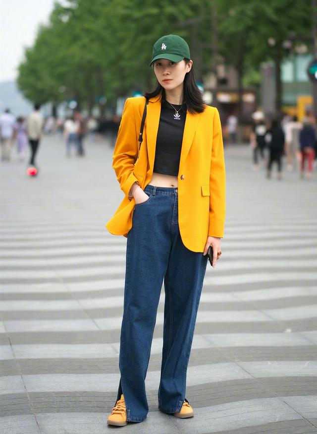 街拍牛仔裤搭配技巧，牛仔裤下面一定不要配“运动鞋”
