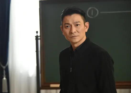 刘德华抖音里的歌粤语，刘德华抖音粤语歌曲叫什么名字（刘德华台上深情演唱《中国人》）