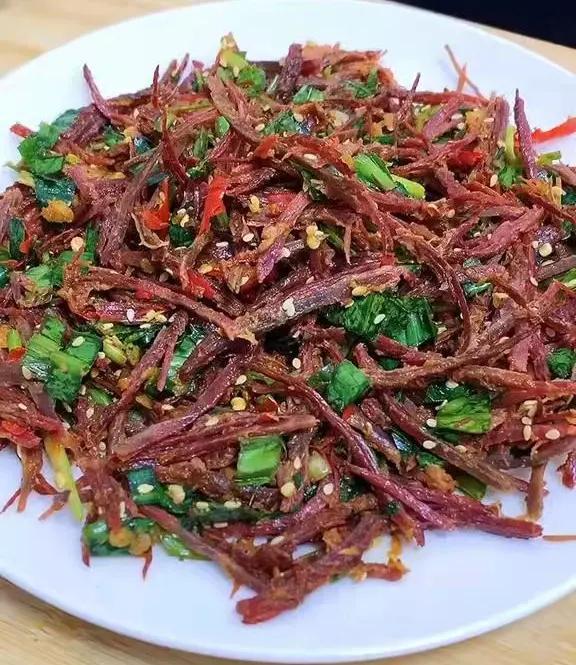 小米辣,缅芫荽与干巴丝一同拌,最后挤上柠檬汁,酸,辣的口感和干巴的鲜