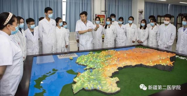 新疆第二医学院是公办吗，新疆第二医学院怎么样（我在新疆第二医学院等你）