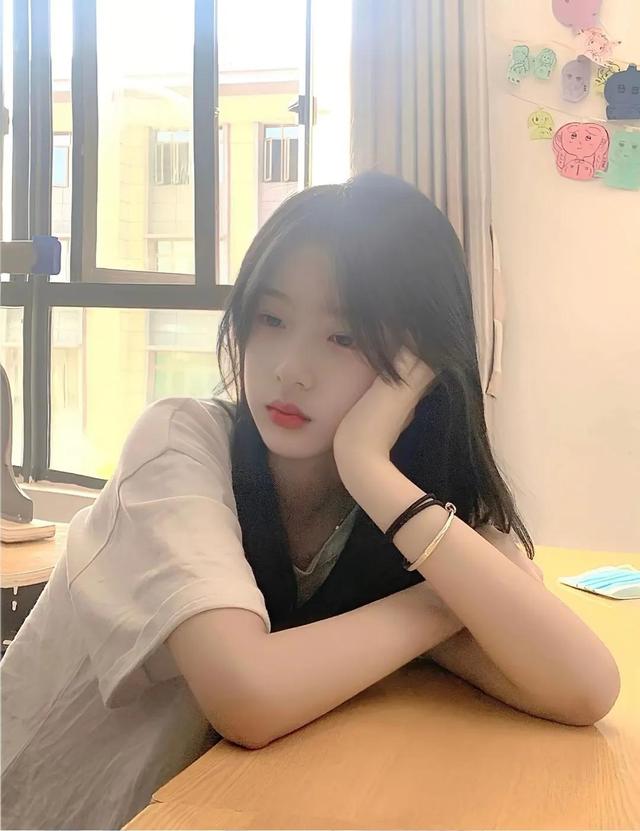 学生头像女生穿校服的微信，学生头像女生穿校服的（清爽干净学生女头像）