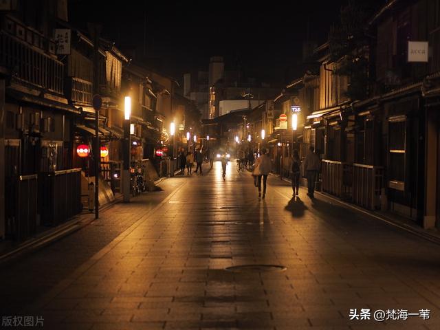 在舍卫国祇园那次盛大的聚会上发生了什么？
