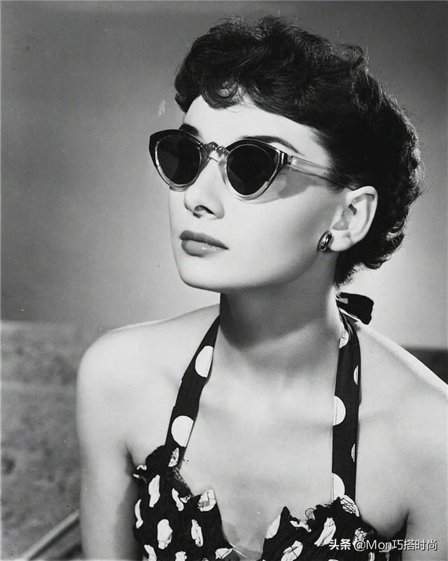 方脸适合的发型，方脸形适合什么发型（究竟是烫“卷发”还是留“直发”）